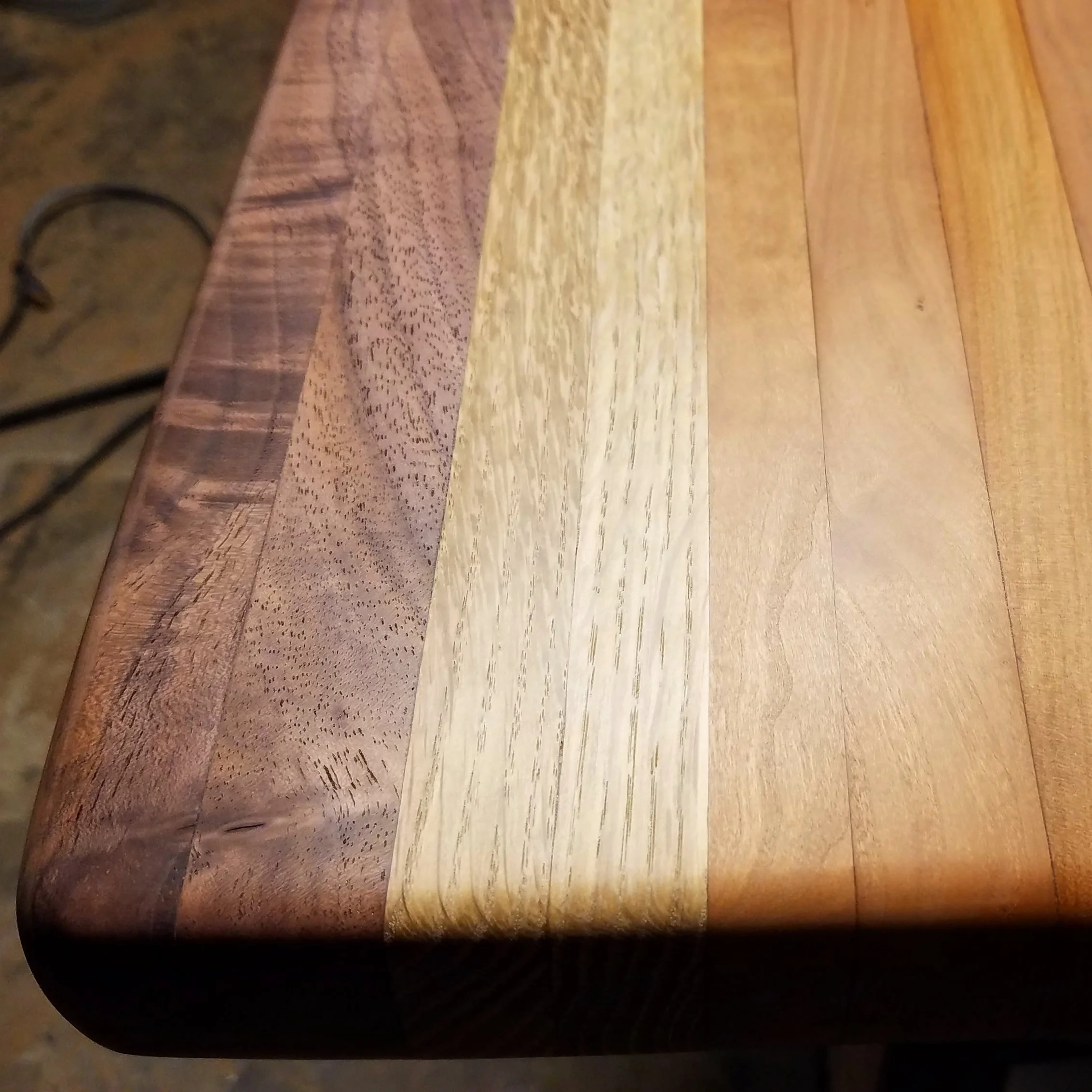 Read more about the article Quartersawn vs flatsawn Arkansas oak — choosing grain for furniture