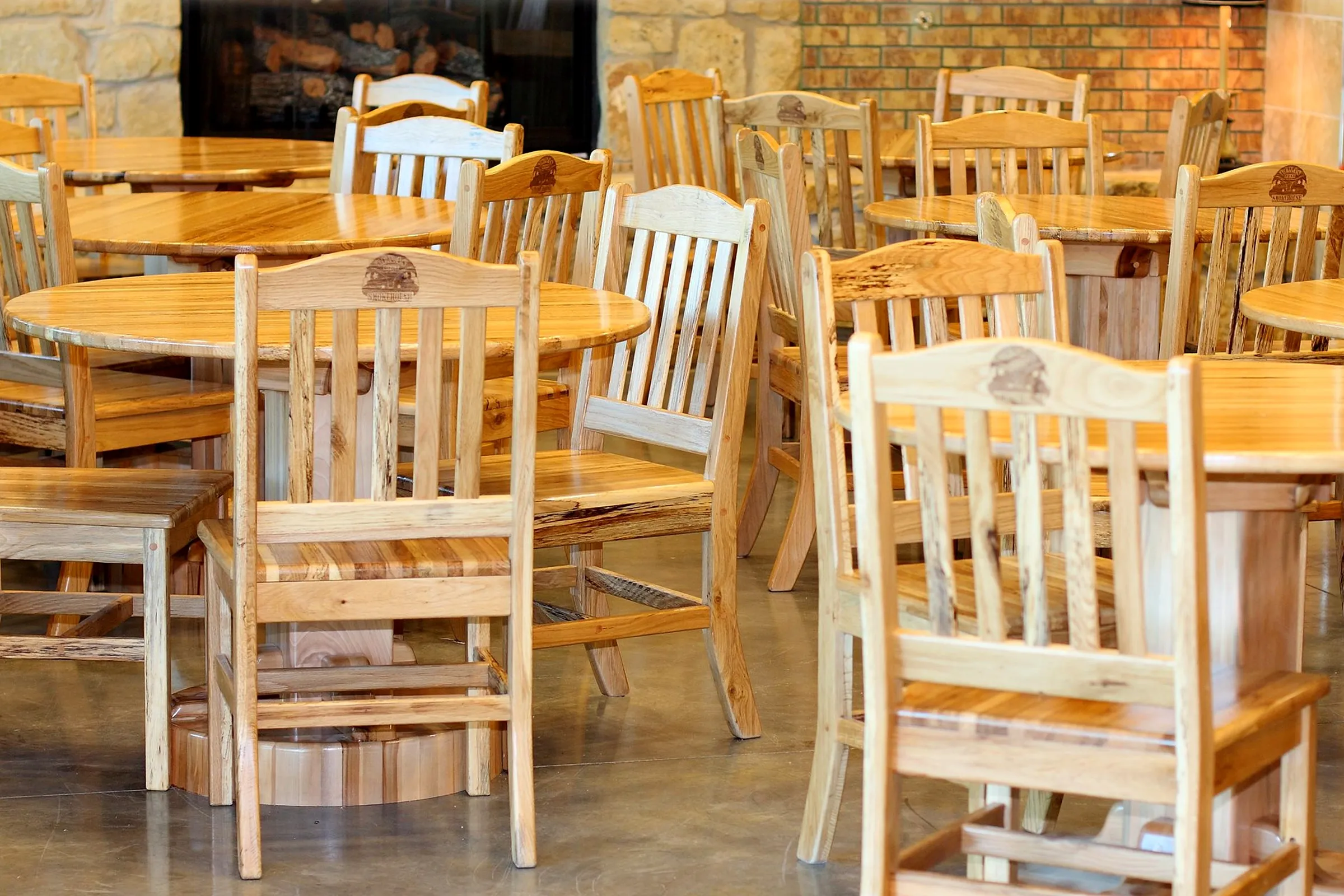 Read more about the article Dining that hosts — gathering height and stool pairs